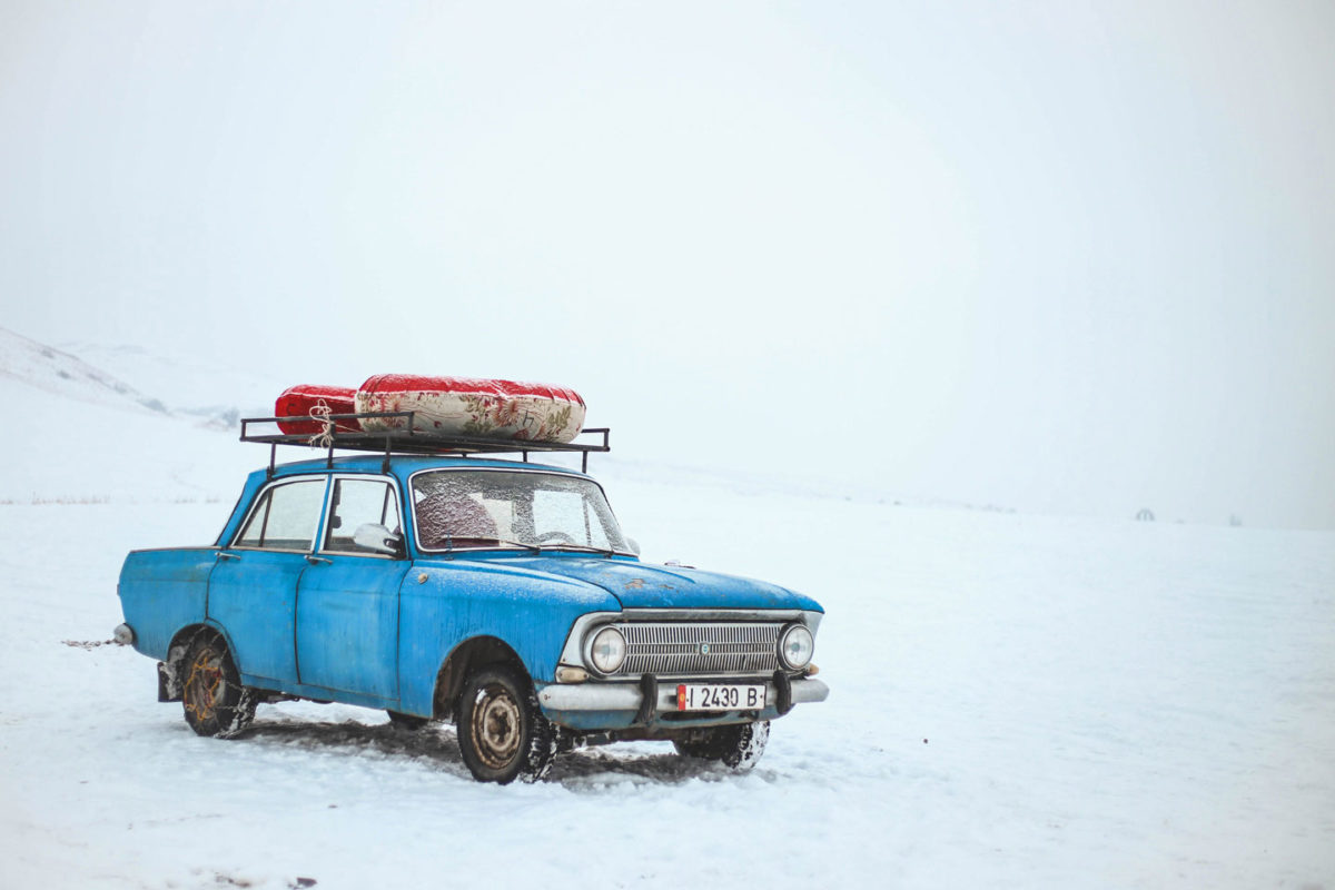 negative-space-old-blue-car-snow-adventure-oziel-gomez1440x960